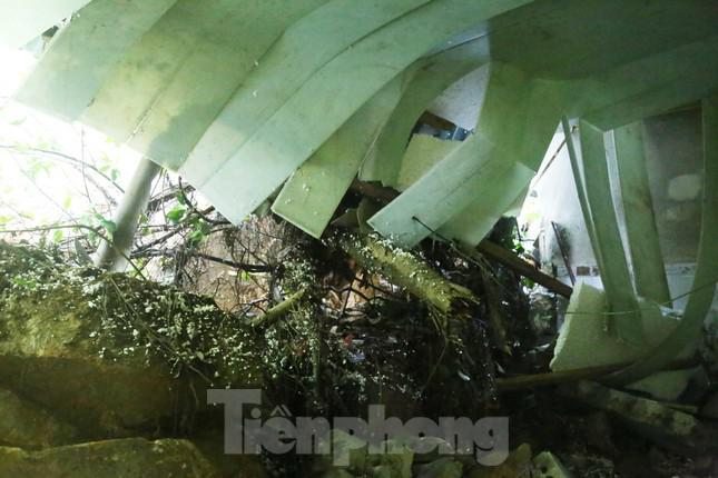 Khu vực bếp nấu cũng bị đất đá sạt lở gây hư hỏng hoàn toàn