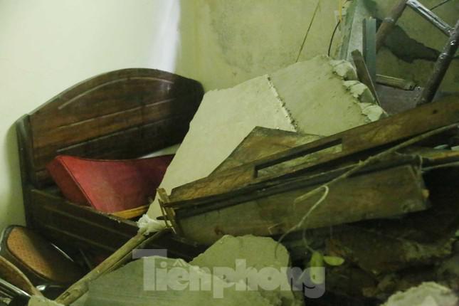 Từng tảng đá lớn đổ sập xuống giường ngủ của gia đình ông An.