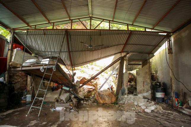 Bên cạnh nhà ông An, bà Hải, từng tảng đá khổng lồ cũng đổ ập vào nhà ông Đậu Doãn Khanh khiến bờ tường đổ sập, nhiều đồ dùng hư hỏng nặng.