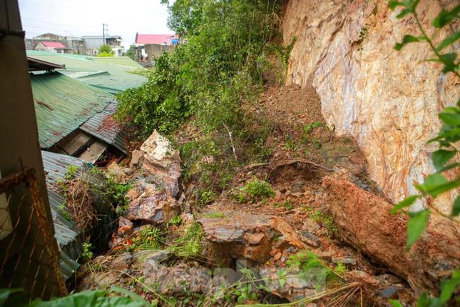 Dọc thân núi Dũng Quyết, từng khối đá đã bị nứt nẻ, nguy cơ sạt lở vẫn rất lớn.