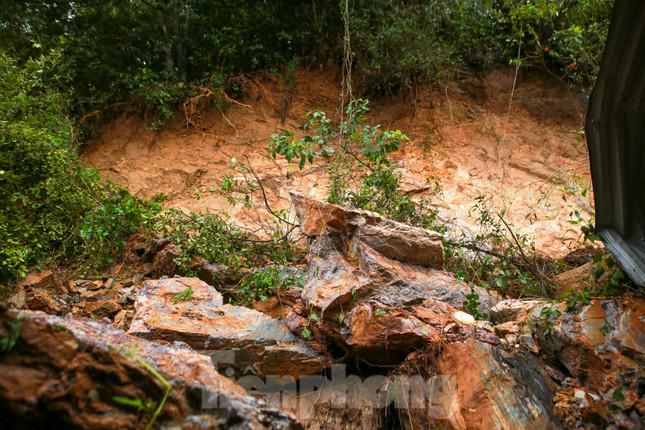 Ông Trần Quảng Đại, Chủ tịch UBND phường Trung Đô, thành phố Vinh cho biết: “Hiện lớp đất nền đang yếu do ngấm mưa lâu ngày nên chưa thể huy động máy móc để san gạt vào thời điểm này vì rất dễ gây ra sạt lở tiếp. Những tảng đá vẫn cứ lơ lửng trên sườn núi. Để thời tiết nắng lên, chúng tôi sẽ huy động máy móc xử lý những điểm sạt lở nói trên, đảm bảo an toàn cho người dân”.