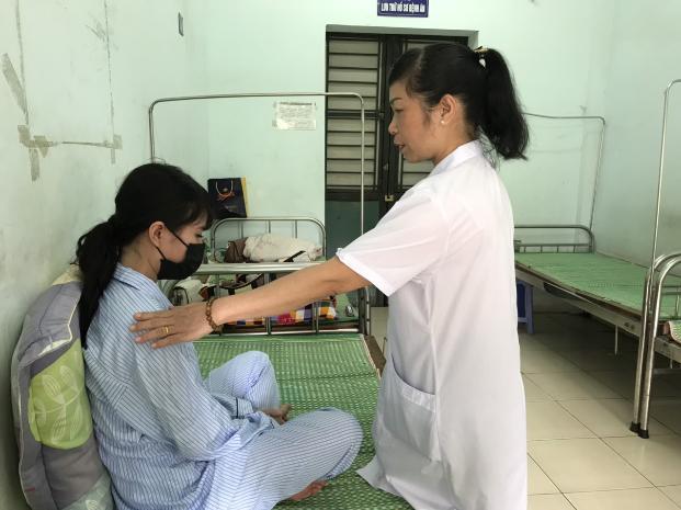 Ts.Bs Trần Thị Hồng Thu - Phó Giám đốc BV Tâm thần Ban ngày Mai Hương thăm khám cho bệnh nhân trầm cảm sau sinh