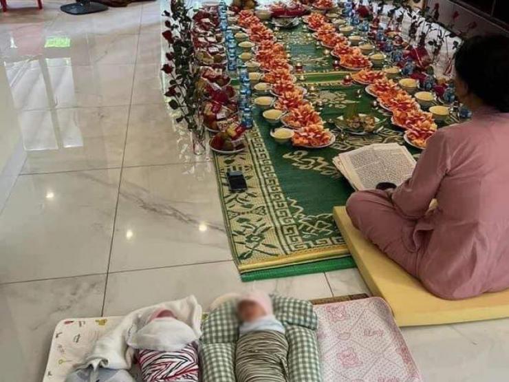 Tin tức trong ngày - Hai bé gái sơ sinh bị bỏ rơi trên đường vành đai 3 được bà mẹ 4 con chăm sóc