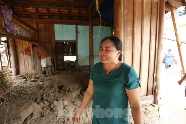 "Nước lũ đổ về quá nhanh không kịp mang theo thứ gì. Mất hết, trắng tay rồi", chị Lương Thị Ỏn (SN 1980, bản Hòa Sơn) nói trong nước mắt.
