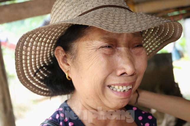 Không cầm được nước mắt khi nhớ lại trận lũ quét kinh hoàng, bà Ngân Thị Biển (SN 1962, trú tại bản Hòa Sơn, xã Tà Cạ) cho hay: "Nhà tôi ở giữa đồng, xung quanh là ruộng lúa mới trổ bông. Rạng sáng 2/2, nước đổ về nhưng sau đó lại rút xuống. Đến sáng nước dâng lên, thấy vậy, ông bà cõng đứa cháu bỏ chạy lên đồi. Ông tiếc của nên quay lại lấy đồ thì bị nước cuốn, may mắn dân bản cứu được".