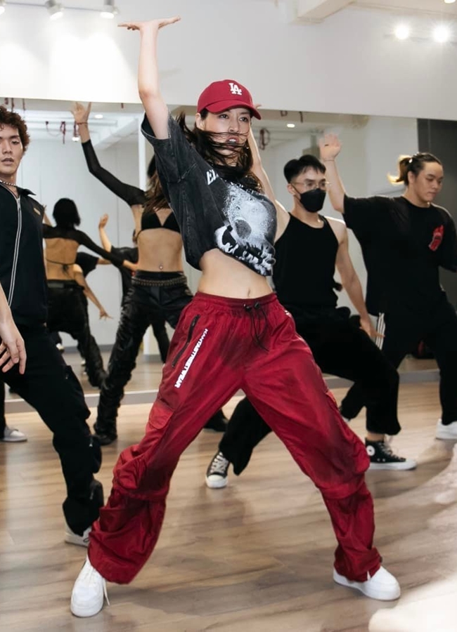 Cô đang giữ vai trò đội trưởng của Street Dance Việt Nam.