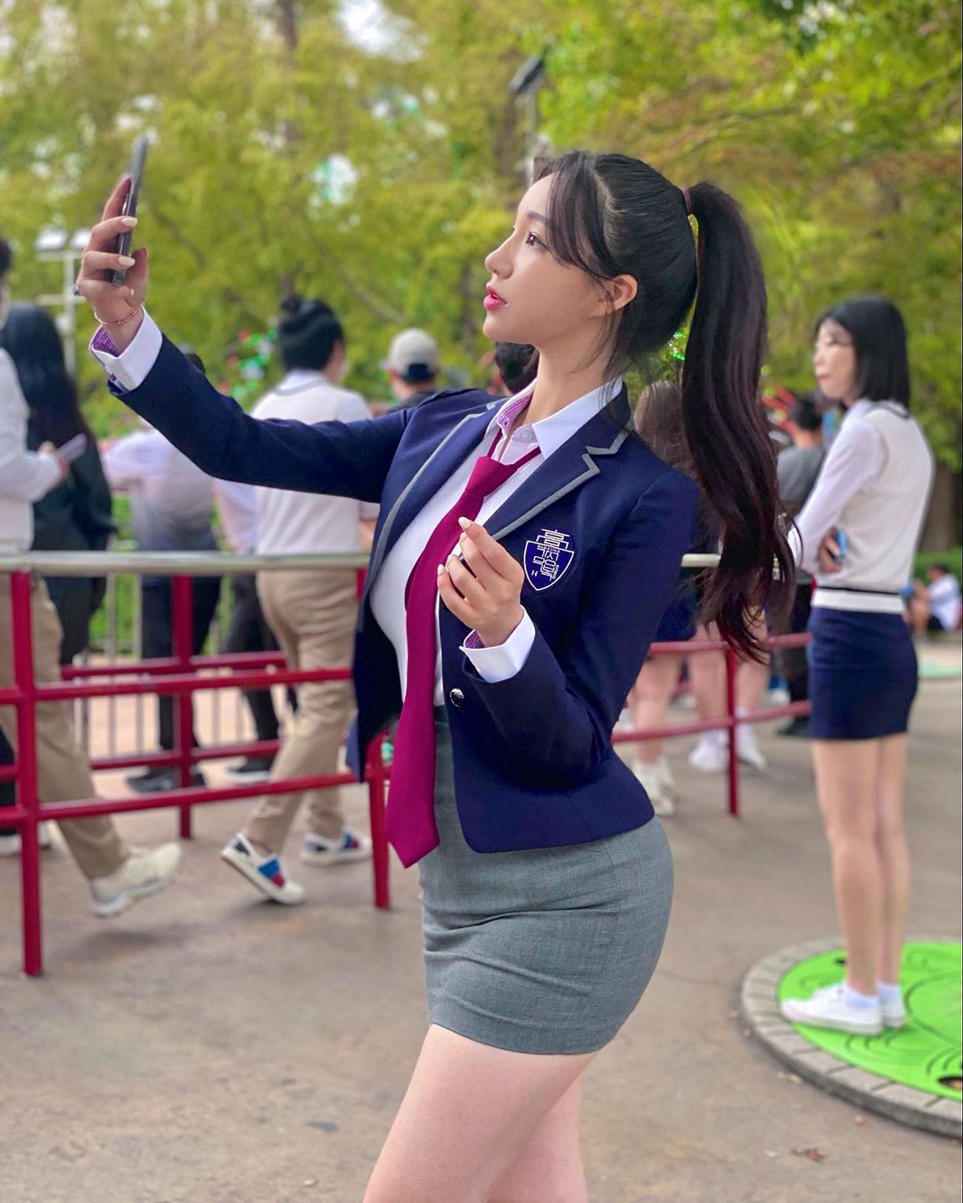 Người đẹp 10x Hàn Quốc diện đồng phục ngắn đi chơi công viên hút ánh nhìn - 3