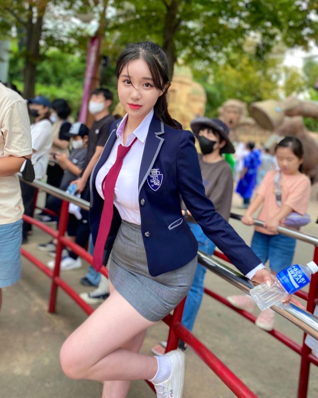 Người đẹp 10x Hàn Quốc diện đồng phục ngắn đi chơi công viên hút ánh nhìn - 4