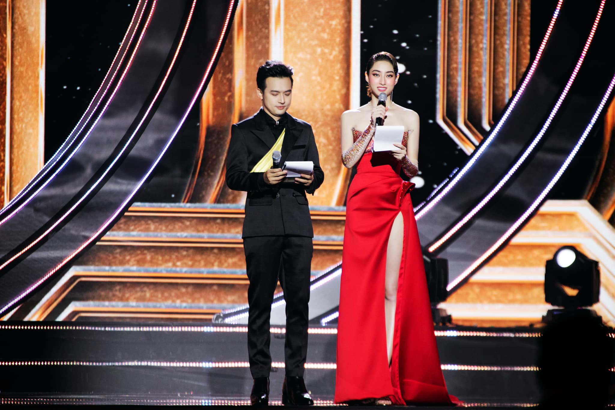 Lương Thùy Linh và Thiên Vũ đảm nhận vai trò MC song ngữ.