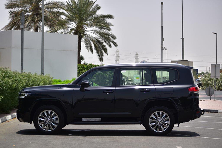 Toyota Land Cruiser LC300 tăng giá gần 100 triệu đồng và vẫn &#34;kèm lạc&#34; - 4