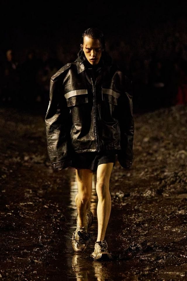 Mẫu nam ngoại hình dị biệt, lội bùn trong show của Balenciaga tại Paris - 2