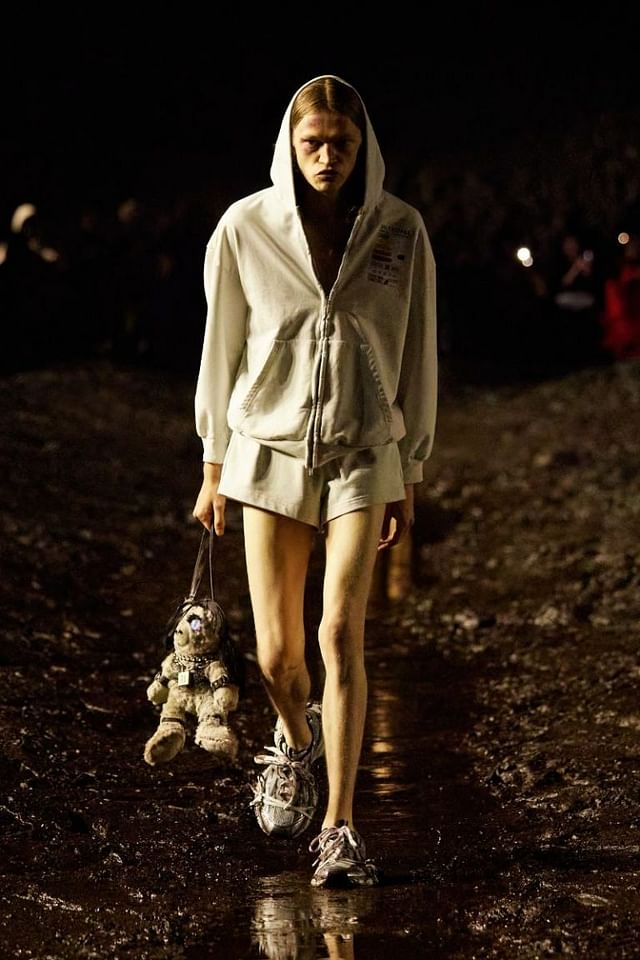 Mẫu nam ngoại hình dị biệt, lội bùn trong show của Balenciaga tại Paris - 4