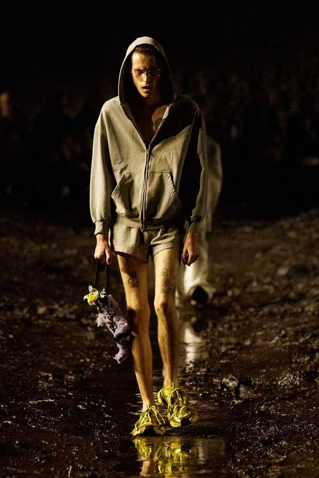 Mẫu nam ngoại hình dị biệt, lội bùn trong show của Balenciaga tại Paris - 16