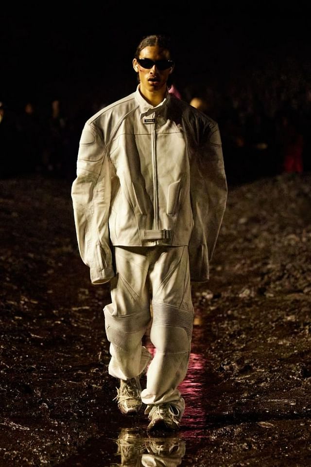 Mẫu nam ngoại hình dị biệt, lội bùn trong show của Balenciaga tại Paris - 15