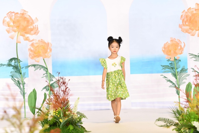 Những mẫu nhí còn rất nhỏ cũng tự tin sải bước trên sàn runway.
