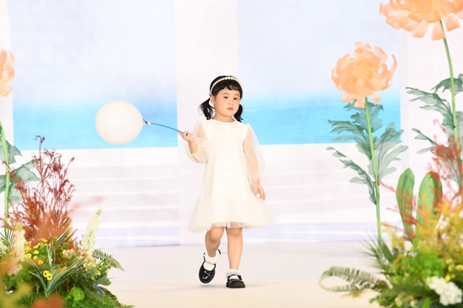 Tự tin, tươi tắn trên mỗi bước đi, khi biểu cảm