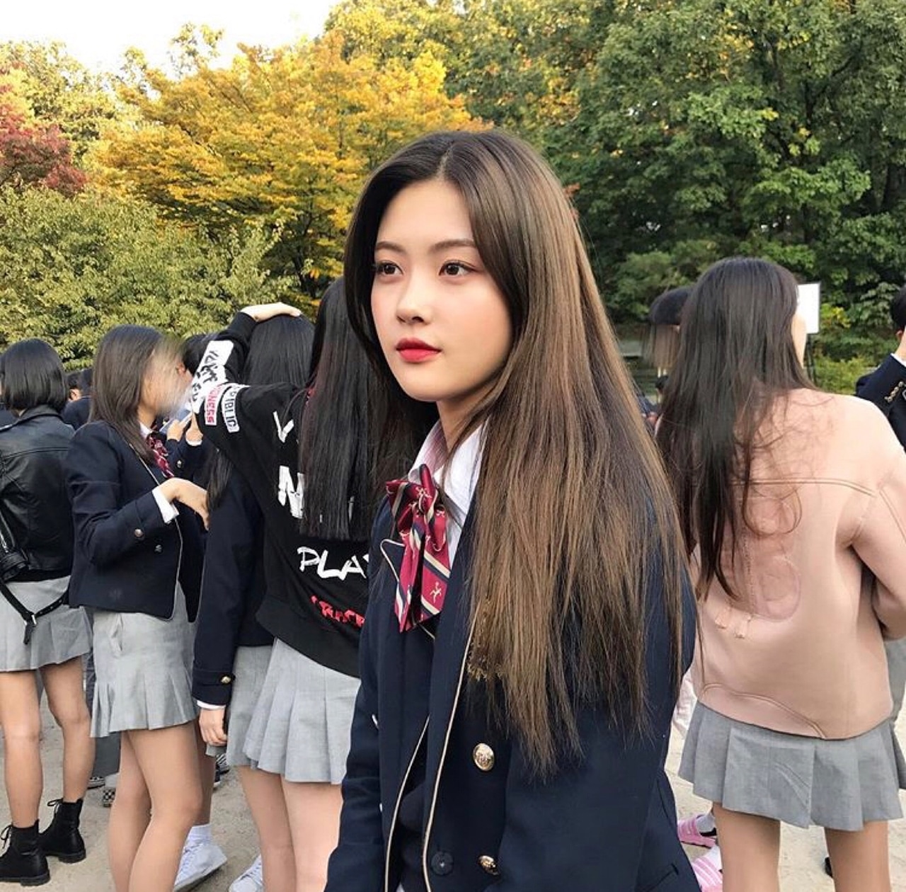 Người đẹp 10x Hàn Quốc diện đồng phục ngắn đi chơi công viên hút ánh nhìn - 8