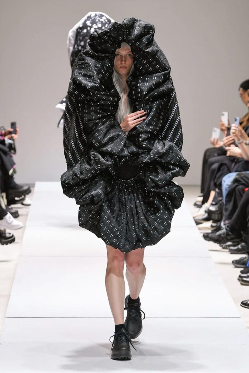 Rei Kawakubo đẹp thầm lặng mà táo bạo với bộ sưu tập mới nhất - 1