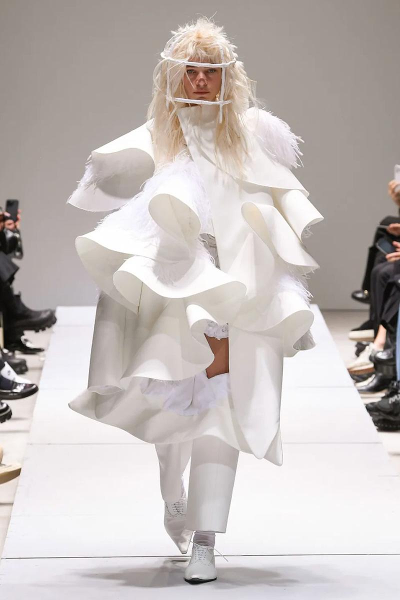 Rei Kawakubo đẹp thầm lặng mà táo bạo với bộ sưu tập mới nhất - 6