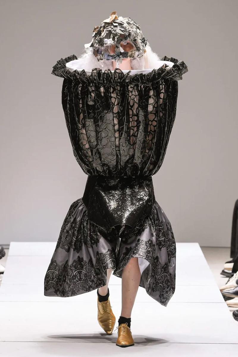 Rei Kawakubo đẹp thầm lặng mà táo bạo với bộ sưu tập mới nhất - 16