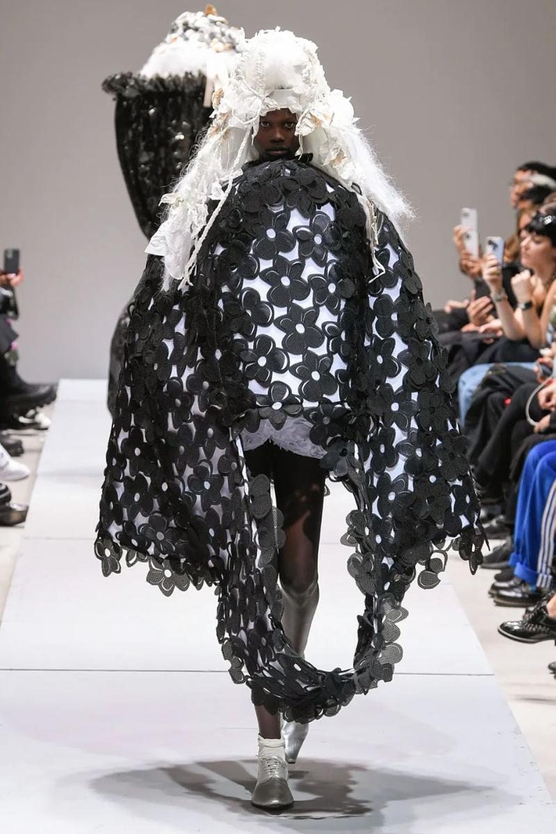 Rei Kawakubo đẹp thầm lặng mà táo bạo với bộ sưu tập mới nhất - 15