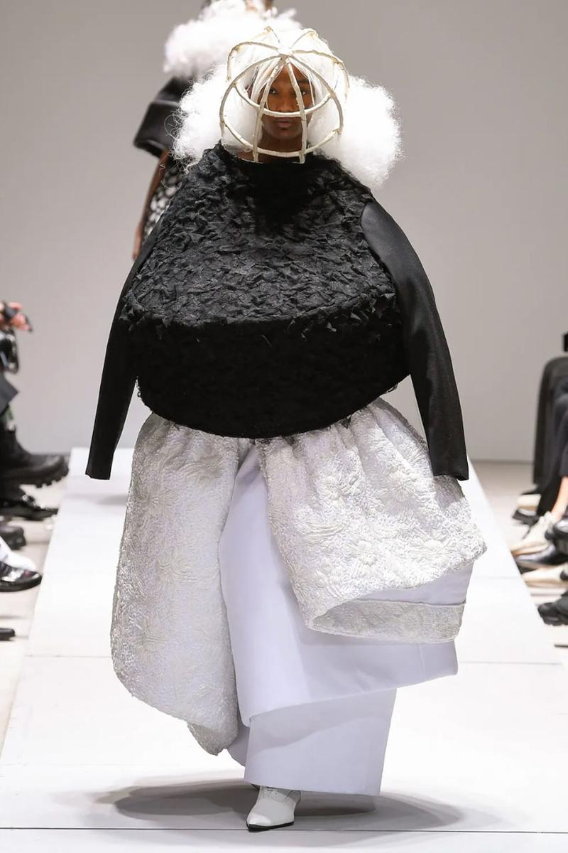 Rei Kawakubo đẹp thầm lặng mà táo bạo với bộ sưu tập mới nhất - 12