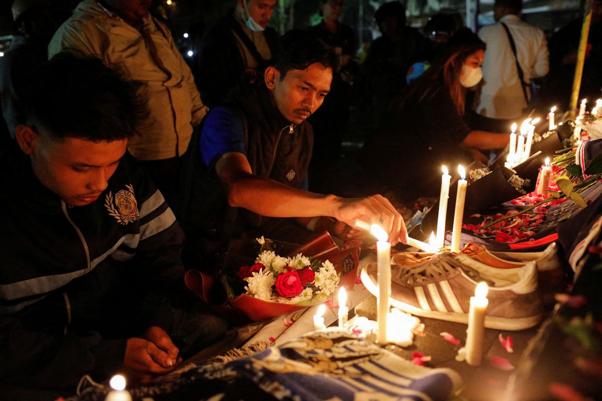 Một buổi lễ tưởng niệm những người thiệt mạng đã diễn ra vào tối 2/10, bên ngoài sân vận động nơi xảy ra thảm kịch.