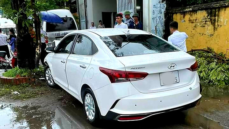 Vừa ra khỏi showroom, Hyundai Accent mất lái đâm thẳng vào gốc cây - 7