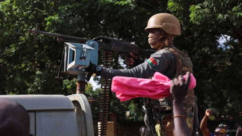 Binh sĩ đảo chính đứng trên xe bọc thép ở thủ đô Ouagadougou, Burkina Faso ngày 2/10. Ảnh: Reuters