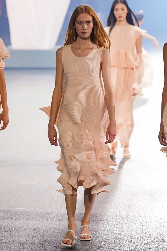 Issey Miyake tri ân nhà thiết kế quá cố trong Tuần lễ thời trang Paris - 5