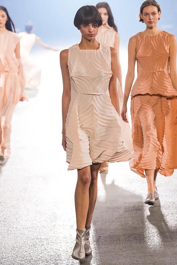 Issey Miyake tri ân nhà thiết kế quá cố trong Tuần lễ thời trang Paris - 4