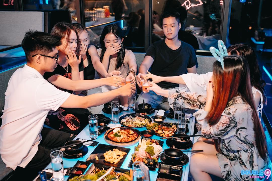 Không chỉ “cháy” hết mình với âm nhạc, thực khách đến Double9 còn được chiêu đãi nhiều món ngon, thực đơn phong phú như nhà hàng cao cấp