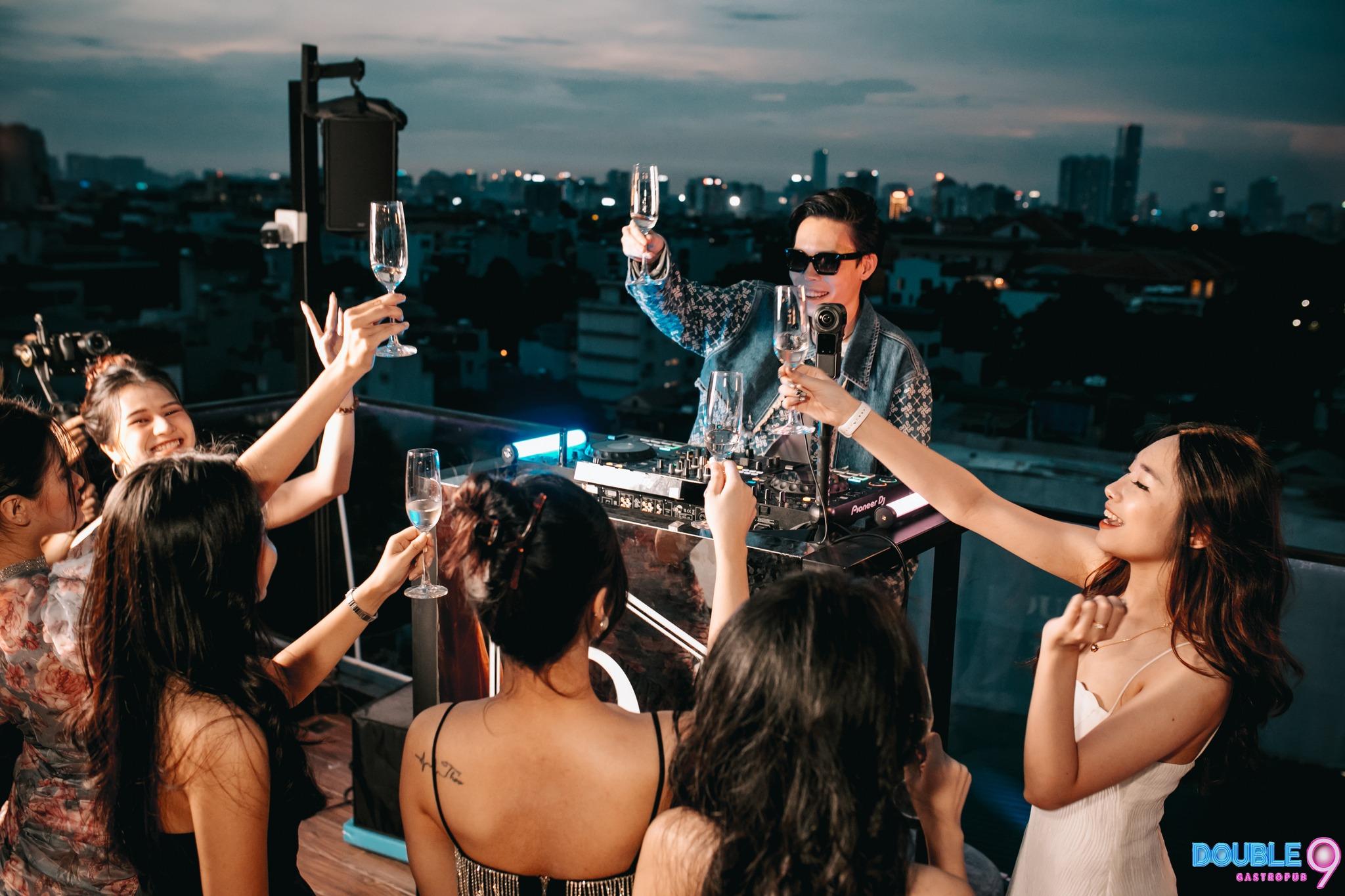 Rooftop Double 9 - địa điểm checkin lý tưởng cho những ai “đu đưa” nhưng không quên sống ảo