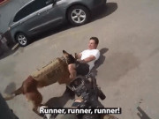 Thế giới - Video: Khoảnh khắc nghi phạm chĩa súng vào đầu chó nghiệp vụ, bị đặc nhiệm SWAT bắn chết