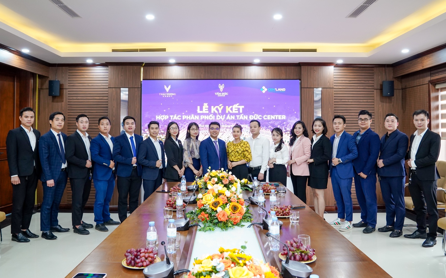 Đội ngũ sale hùng hậu "bắt tay" phân phối dự án Tấn Đức Center, đón sóng Phổ Yên lên thành phố - 1