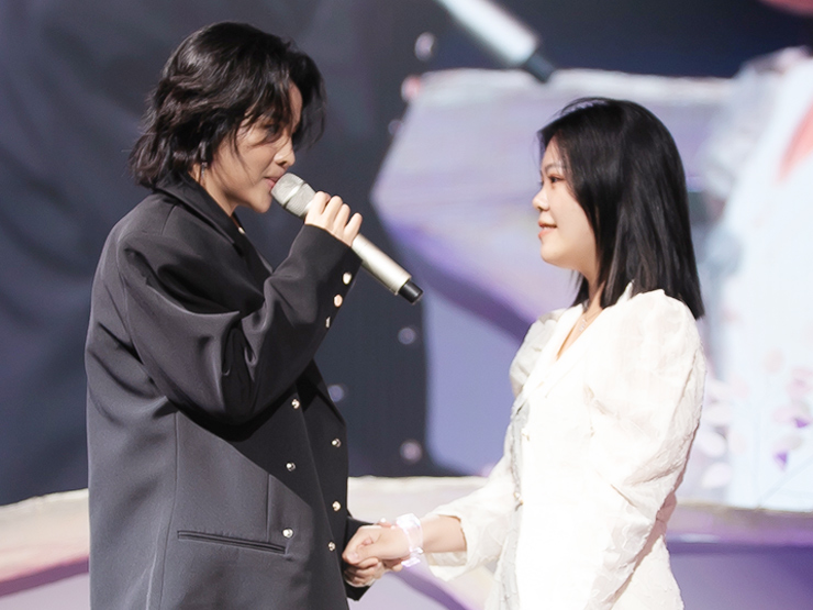 Ca nhạc - MTV - Vũ Cát Tường nắm tay "cầu hôn" fan khiến ai nấy bất ngờ