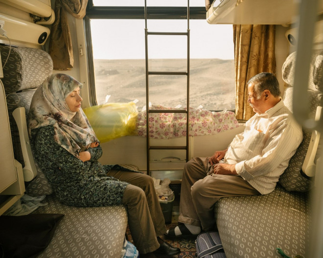 Du khách trên chuyến tàu đi từ Yazd xuyên qua sa mạc để đến Zahedan, Iran. Ngày càng nhiều du khách quốc tế đến đây, trải nghiệm chuyến tàu này nhằm xóa bỏ các định kiến xưa cũ về Iran. Ảnh: Matthieu Paley.