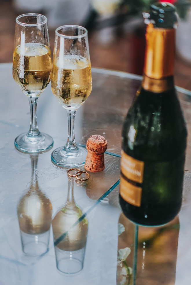 Trong khung giờ Happy hour, bạn có thể thỏa thích tận hưởng các món ngon miễn phí. Ảnh: Freepik