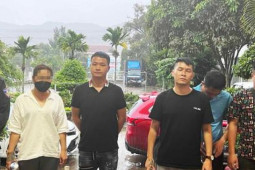 Pháp luật - Bắt nhóm du khách vác kiếm Nhật đâm chém loạn xạ trong quán bar