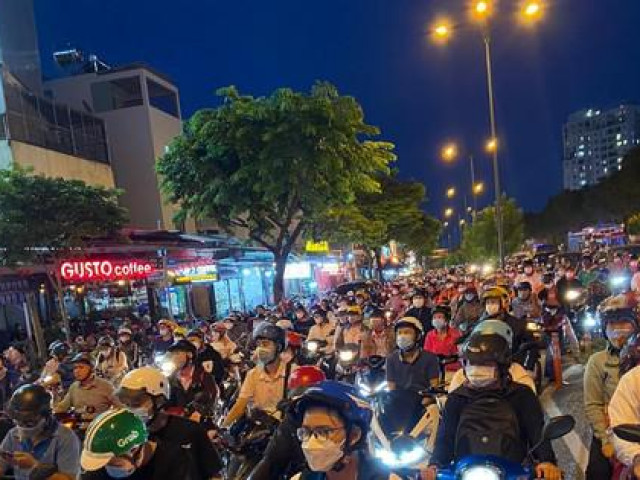 Tin tức trong ngày - Ùn ứ, kẹt xe kéo dài trên đường Phạm Văn Đồng, TP.HCM
