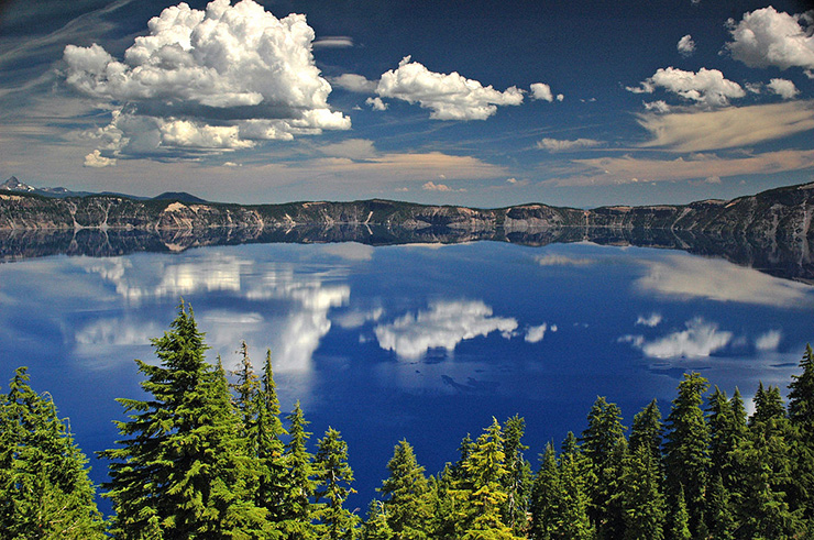 1. Hồ Crater là một hồ nước nhỏ có hình hõm chảo ở Oregon, Mỹ.
