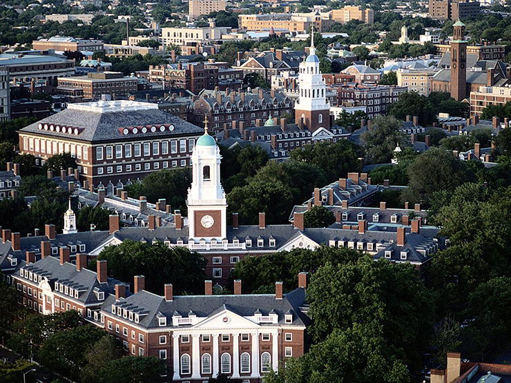 1. Đại học Harvard là một trường đại học danh tiếng của Mỹ, tọa lạc tại Cambridge, Massachusetts. Khuôn viên chính của trường nằm ở Harvard Yard, bên trong có khu ký túc xá, văn phòng hành chính, thư viện đồ sộ, các tòa nhà học thuật như Sever Hall, University Hall và Nhà thờ Tưởng niệm.

Các khuôn viên của những trường thuộc Đại học Harvard đa dạng nhiều phong cách kiến trúc khác nhau, tạo nên cảnh quan rất đẹp.

