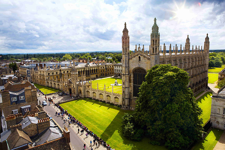 11. Đại học Cambridge là ngôi trường trong mơ của nhiều sinh viên. Băng qua một cánh cổng lớn dẫn tới tòa án Nevile cũng là lối vào chính của trường. Xung quanh tòa án là các con đường dẫn tới các trường đại học và thư viện Wren.

Một trong những thư viện nổi tiếng và giàu có nhất ở Cambridge là thư viện Wren, được xây dựng vào năm 1825.
