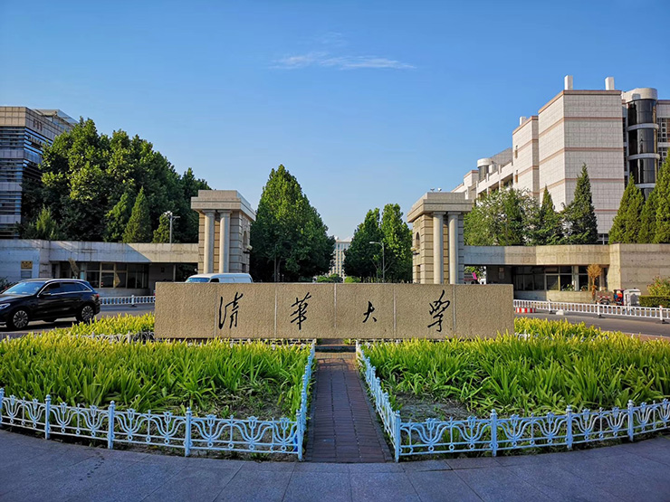 12. Đại học Thanh Hoa là ngôi trường nổi tiếng nhất ở Bắc Kinh. Nơi này đã đào tạo ra một số lượng lớn các nhân vật có ảnh hưởng của Trung Quốc trong lĩnh vực thương mại, chính trị, học thuật và văn hóa.&nbsp;Cơ sở của nó nằm ở khu phố Haidian, phía tây bắc Bắc Kinh.&nbsp;Các trường đại học và các tổ chức học thuật khác nằm độc quyền khu vực này.

Với cảnh quan theo phong cách Trung Quốc, nhiều công trình kiến ​​trúc lịch sử, khuôn viên của trường nằm giữa các khu vườn của triều đại nhà Thanh trước đây.&nbsp;

Khuôn viên của Đại học Thanh Hoa được xếp vào danh sách đẹp nhất thế giới năm 2010 bởi Forbes
