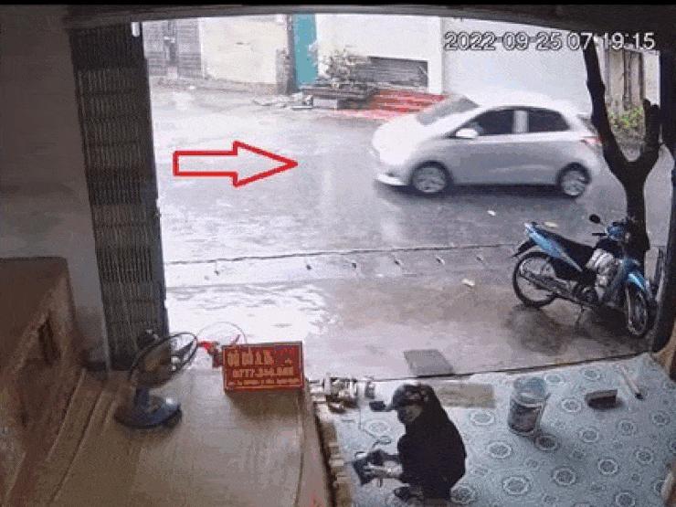 Video: Lái xe máy đấu đầu ô tô tóe nước giữa trời mưa