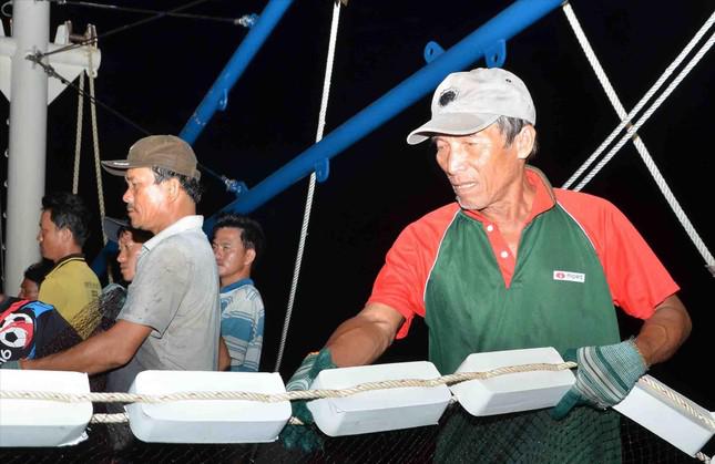 Lão ngư dân Nguyễn Ðông (bìa phải) ở cửa biển Kỳ Hà, tỉnh Quảng Nam là thế hệ ngư dân thường quan sát trời, mây, nước để đoán định thời tiết. Ảnh: Văn Chương