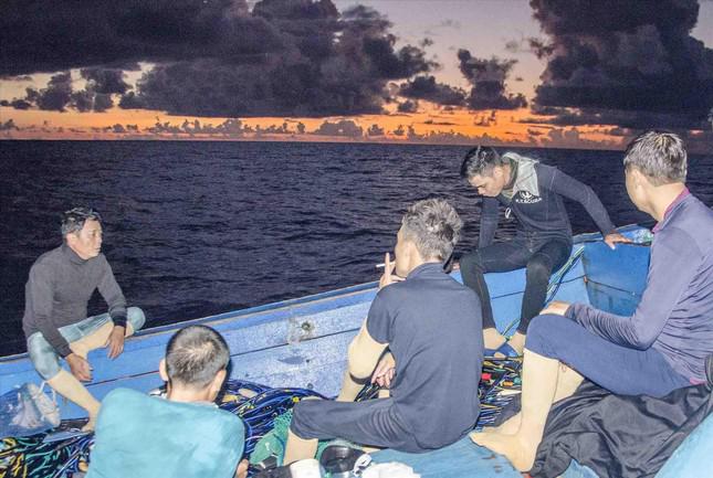 Những ráng mây vào buổi chiều tối ở ngoài khơi xa được ngư dân Quảng Ngãi quan sát và giải mã tín hiệu báo trước của thiên nhiên. Ảnh: Văn Chương