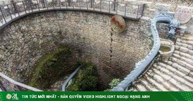 Giếng nước hình xoắn ốc kỳ lạ, leo xuống 108 bậc thang, tưởng như bước ...