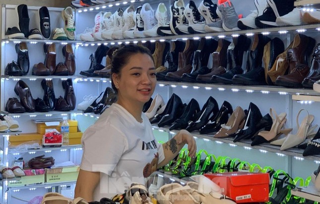 Tiểu thương chợ Đông Kinh vui vẻ lau dọn hàng hóa, sẵn sàng phục vụ khách (Ảnh: Duy Chiến).