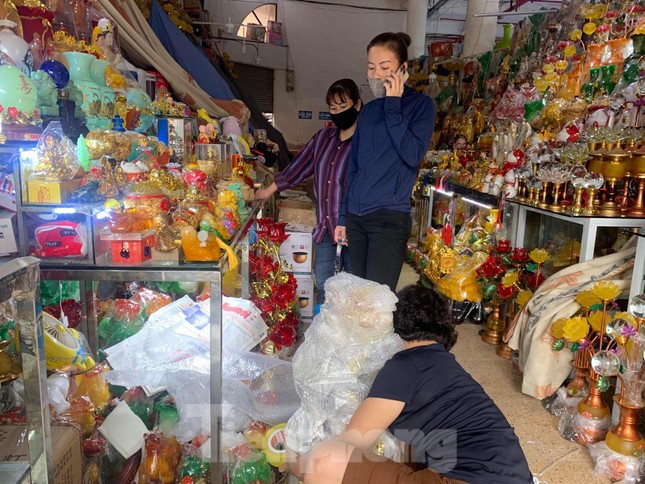 Khách hàng đã đến thăm quan, mua bán khá tấp nập (Ảnh: Duy Chiến).